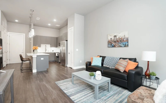 1 BR and 2 BR near Downtown by Frontdesk