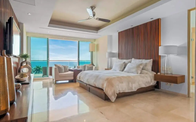 Luxury Oceanfront 4BR Condo - Pool - Ocean View