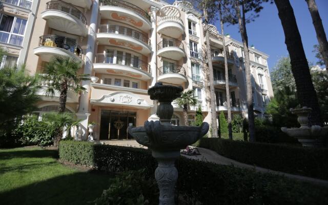 Апартаменты Luxury Apartment in Anastasia Palace вид на фасад