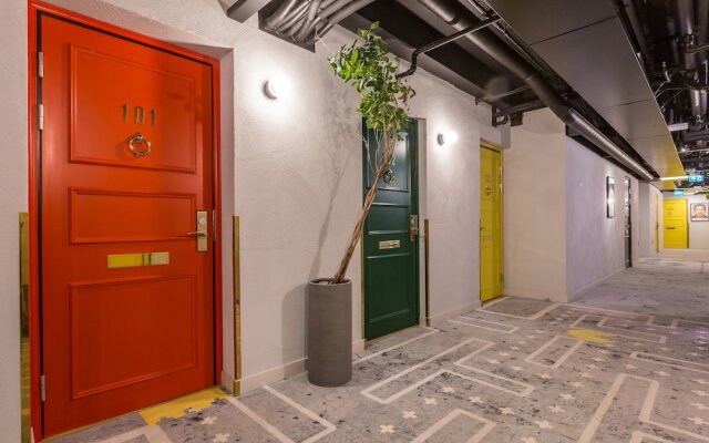 Hotel With Urban Deli вид на фасад