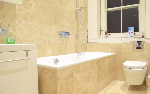 2 Bedroom Victorian Flat in Zone 1 Sleeps 4