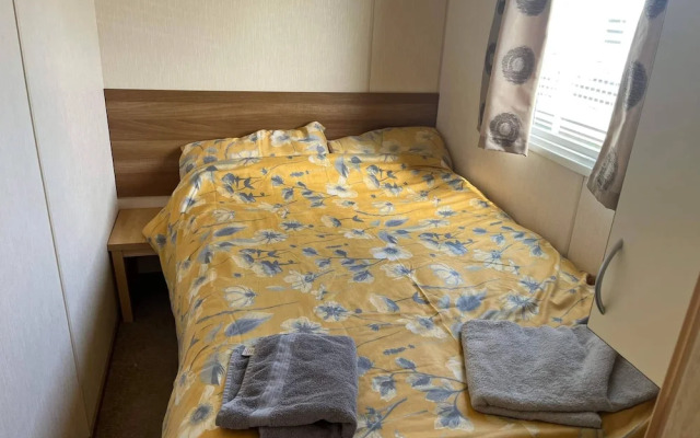Heacham Beach Caravan - Sleeps 6 - Pets Ok