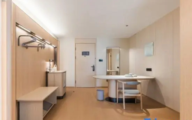 JI Hotel (Hulunbuir Hailar Airport Genghis Khan Square)