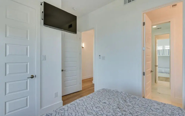 Ocean Views, Steps to Sand! Coastal Galveston Gem