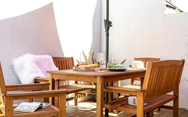 The Terrace - Light, bright characterful coastal home with parking near beaches