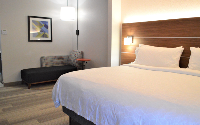 Holiday Inn Express & Suites Batesville by IHG