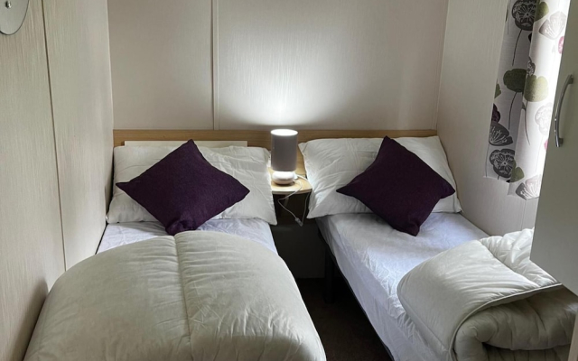 Cabin - Sleeps 6 - Beach 10 Minutes Drive