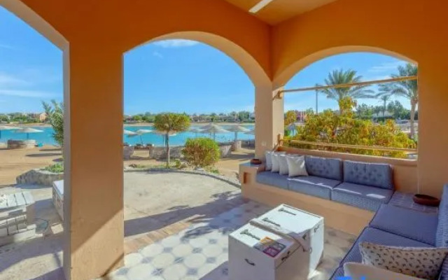 Rihanna apartment direct to the sea