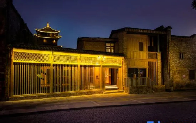 TOP-OUT Inn