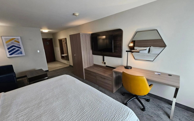 Holiday Inn Express Hotel & Suites Cincinnati-Blue Ash by IHG