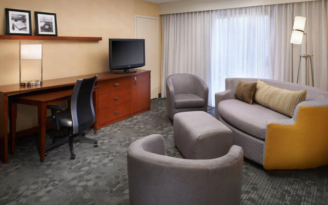 Courtyard by Marriott Chicago Deerfield