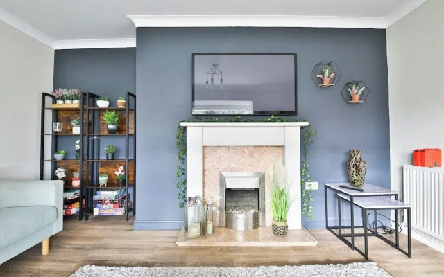 Spacious 3 Bed Home With Pool Table