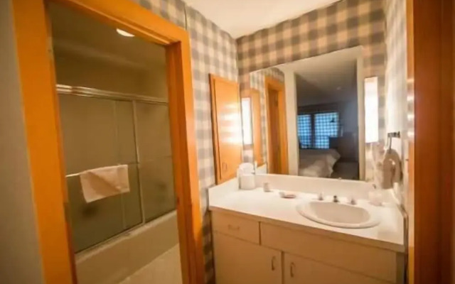 Northwoods Condo Private Ski-In Ski-Out Access to Vail Mountain by RedAwning