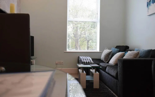 Higher Living-Professional Southsea Apartment
