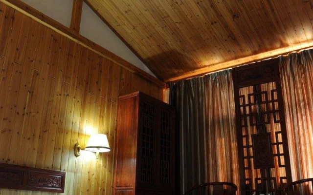 IU Hotel Ruili Nanmao Street