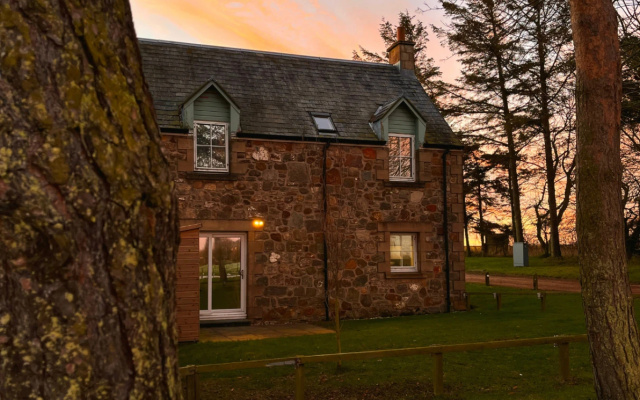 At The Bay: Quintessential Cottage in St Andrews