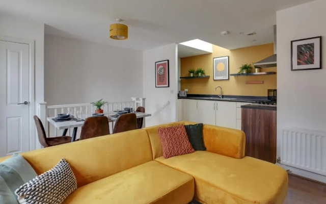 Beautiful Two Bedroom Coach House - Free Parking & Netlfix