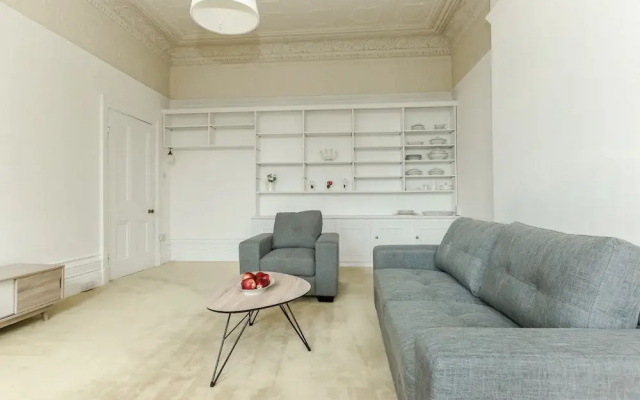 Spacious 1BR Period Apartment Hampstead
