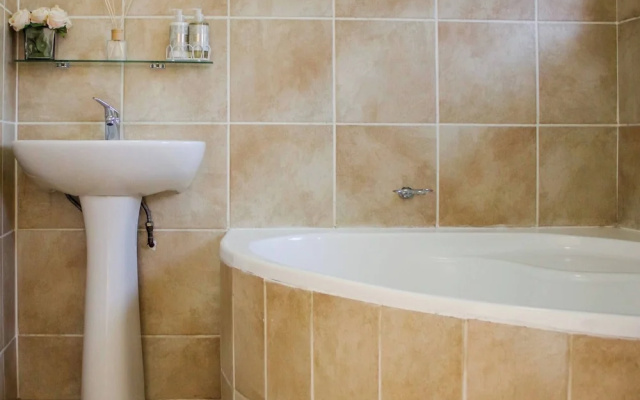 Beautiful 2 Bedroom Apartment Near Monte Casino