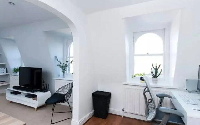 1 Bedroom Apartment In Vibrant Putney