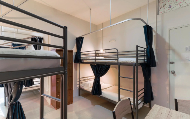 OYO 724 Green Light Cafe and Bed Hostel