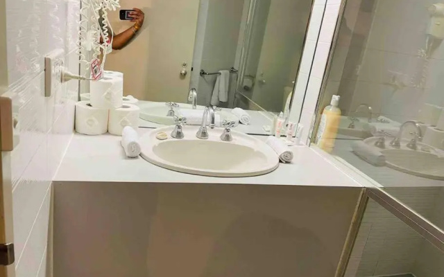 438/247 entire 1BR exHotel Room in the heart of city