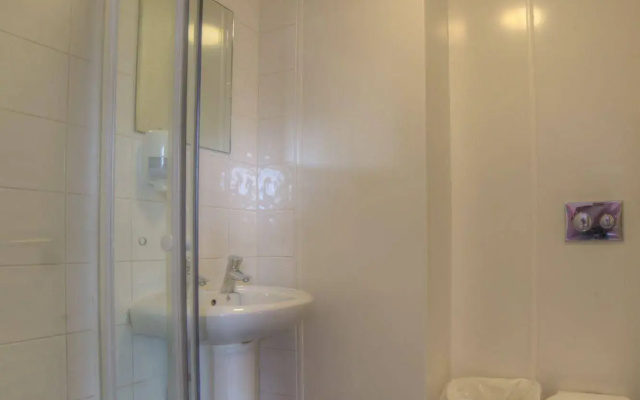 Snoozles Tourist Hostel