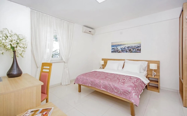 Nice Home in Brela with Hot Tub, WiFi & 4 Bedrooms