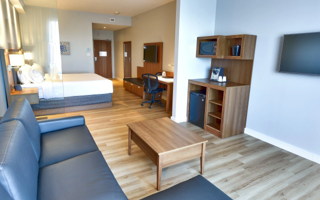 Holiday Inn Express & Suites Vaudreuil by IHG