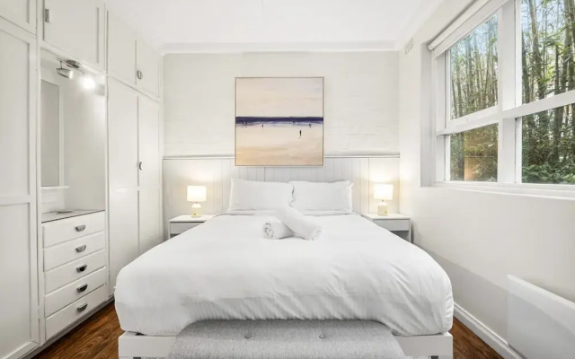 Charming 1-bed With Fireplace by the Beach