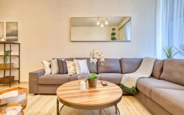 Incredible Views From This Classy Apt With Terrace