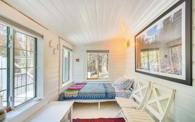 Crestline Vacation Rental, Close to Hiking Trails!