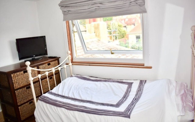 Отель 4 Bedroom House Near Seven Dials комната для гостей