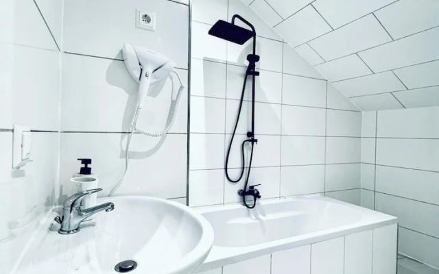 Comfortable 5 BR Apt near Schonbrunn