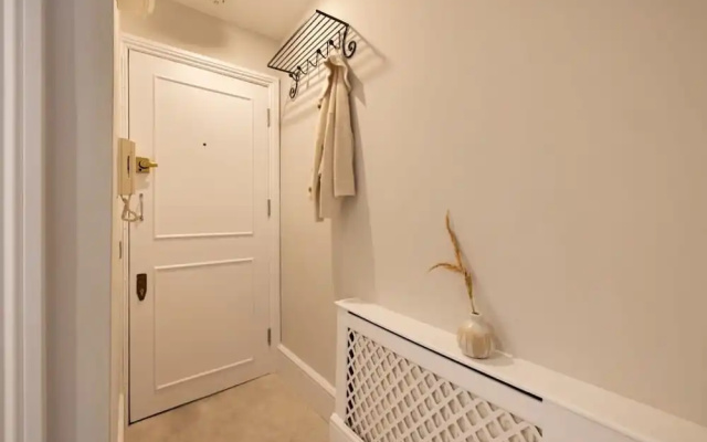 Chic Sunlit Earls Court Flat