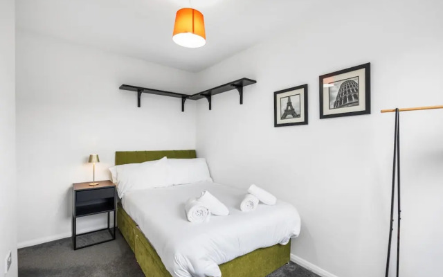 Central Horsham 5BR Home Parking Pets Allowed
