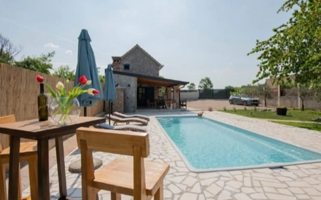 Adorable Holiday Home With Swimming Pool