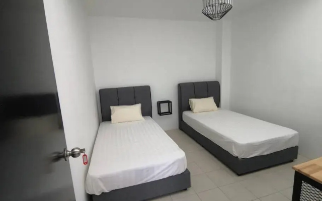 MODERN , SPACIOUS GAMBANG UMP 18 Guest House