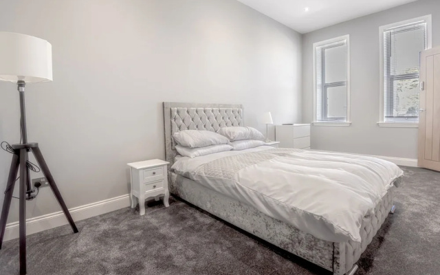 4 Bed-sleeps 8- Free Parking-pets-hot Tub