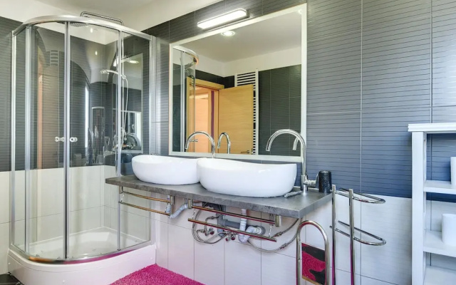 Villa with Swimming Pool, Volleyball Court & Hot Tub, near Rovinj