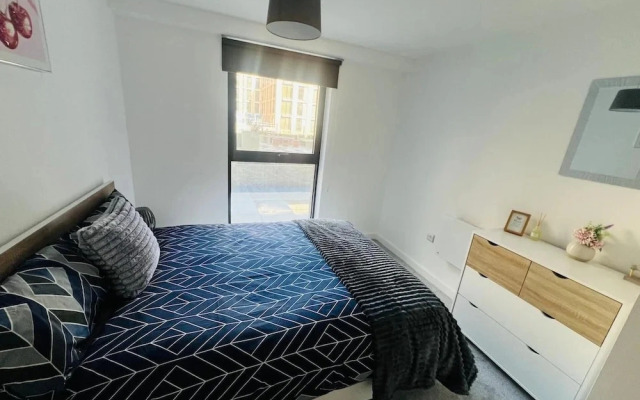 Sleeps 3 - Garden and Parking - Near Old Trafford