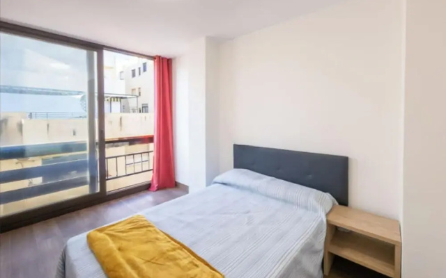3 Bed Apartment Sleeps 6 - Free Parking & Balcony