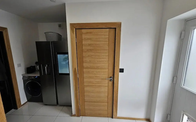 Modern, Large 4-bed Property Sleeps 10 in Abergele