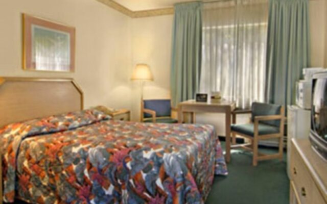 Travelodge by Wyndham Burbank-Glendale 1