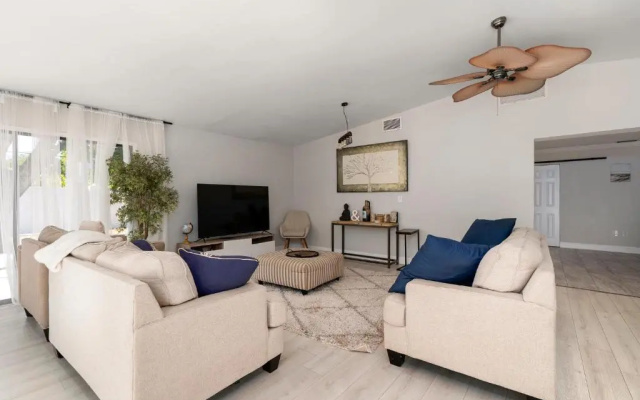 Beautiful home- Private getaway-Heated Pool/Hottub