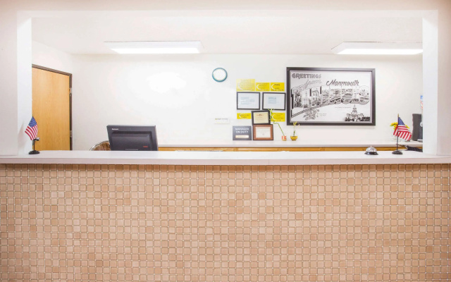 Super 8 by Wyndham Monmouth IL