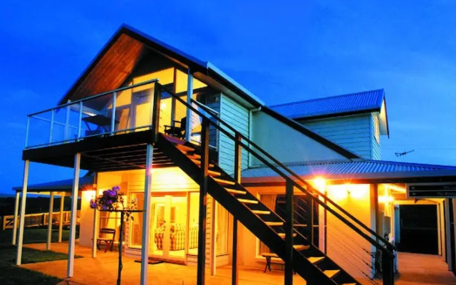 Logans Beach House and Apartments