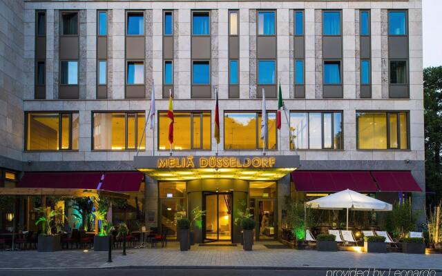 Отель Meliá Düsseldorf Германия, Дюссельдорф - 1 отзыв об отеле, цены и фото номеров - забронировать отель Meliá Düsseldorf онлайн вид на фасад