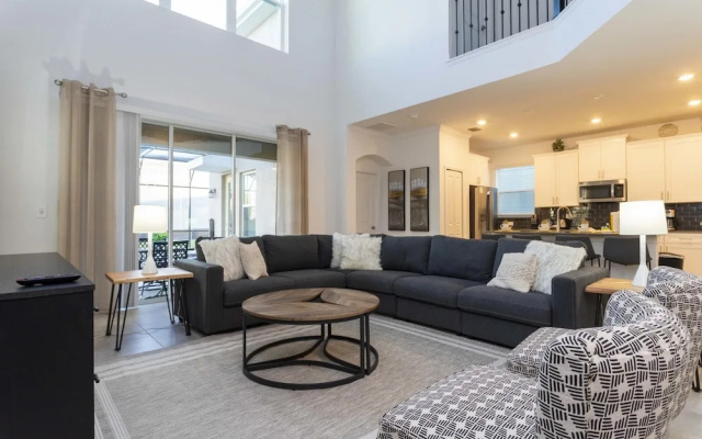 Beautiful spacious house near themed parks