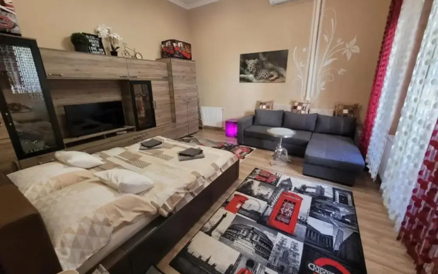 Mandy Rooms